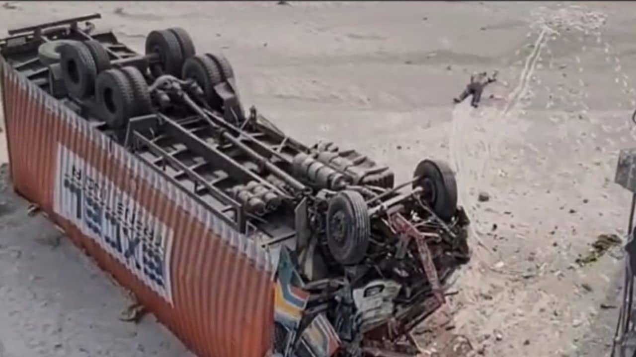 Hasimara Bridge Accident: ব্রিজ থেকে ৪০ ফুট নীচে পড়ল লরি, মৃত্যু চালকের