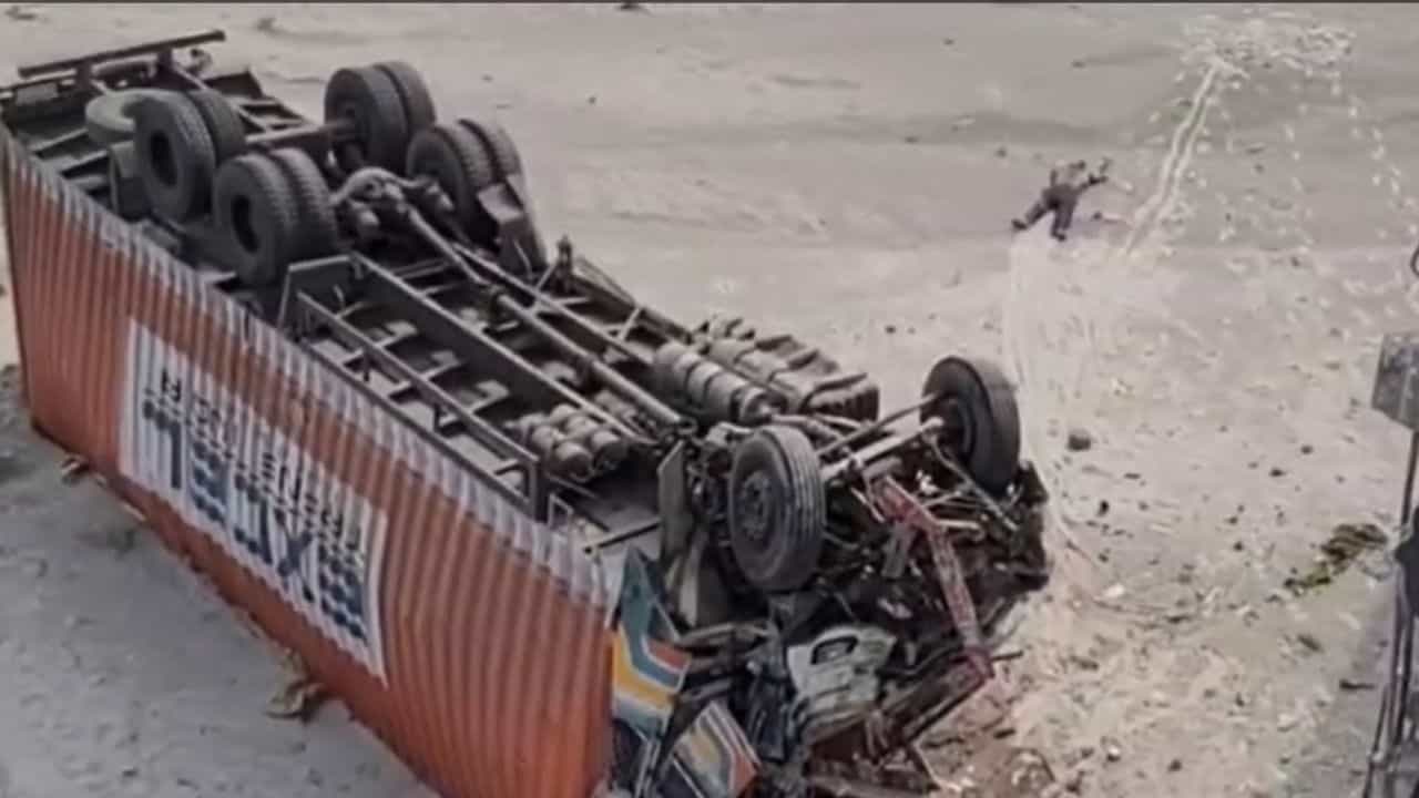 Hasimara Bridge Accident: ব্রিজ থেকে ৪০ ফুট নীচে পড়ল লরি, মৃত্যু চালকের Hasimara Bridge Accident: ব্রিজ থেকে ৪০ ফুট নীচে পড়ল লরি, মৃত্যু চালকের