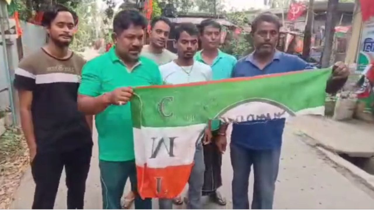 তাঁর অভিযোগ, পরিকল্পিতভাবে নির্দিষ্টভাবে তৃণমূল কংগ্রেসের পতাকাকে লক্ষ্য করে ছেঁড়া হয়েছে, যার মাধ্যমে এলাকায় রাজনৈতিক অশান্তি তৈরির চেষ্টা করা হয়েছে। একই সঙ্গে বামেদের পতাকাও খুলে ফেলার ঘটনায় সন্দেহ আরও ঘনীভূত হয়েছে।