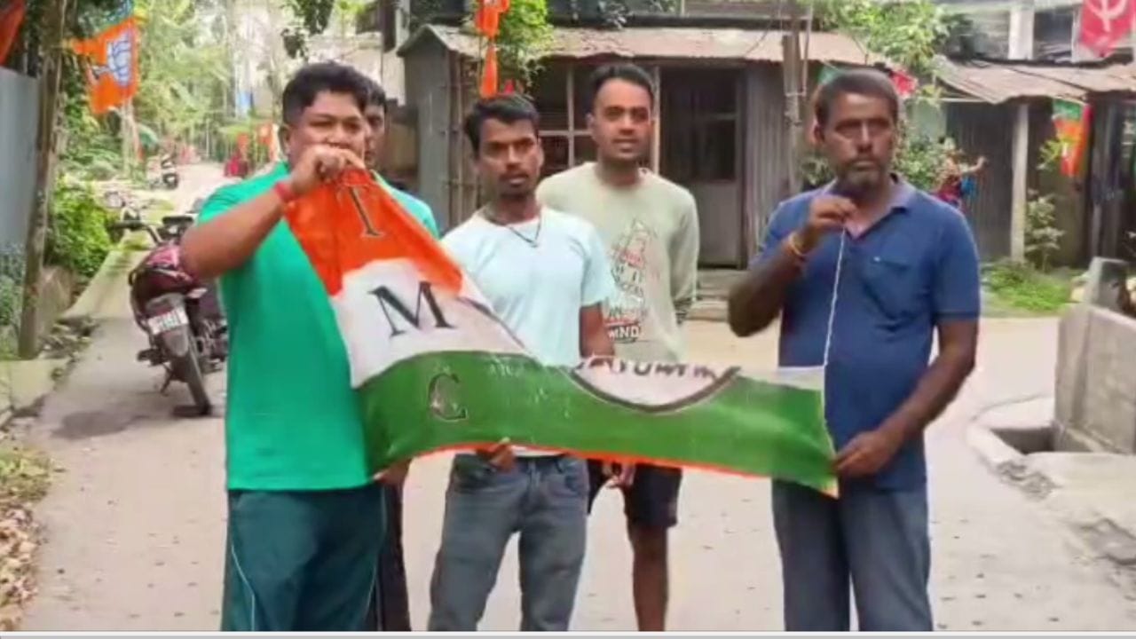 ইতিমধ্যেই বিষয়টি প্রশাসন ও নির্বাচন কমিশনের কাছে জানানো হয়েছে বলে স্থানীয় তৃণমূল নেতা দেবদুলাল ঘোষ জানান।