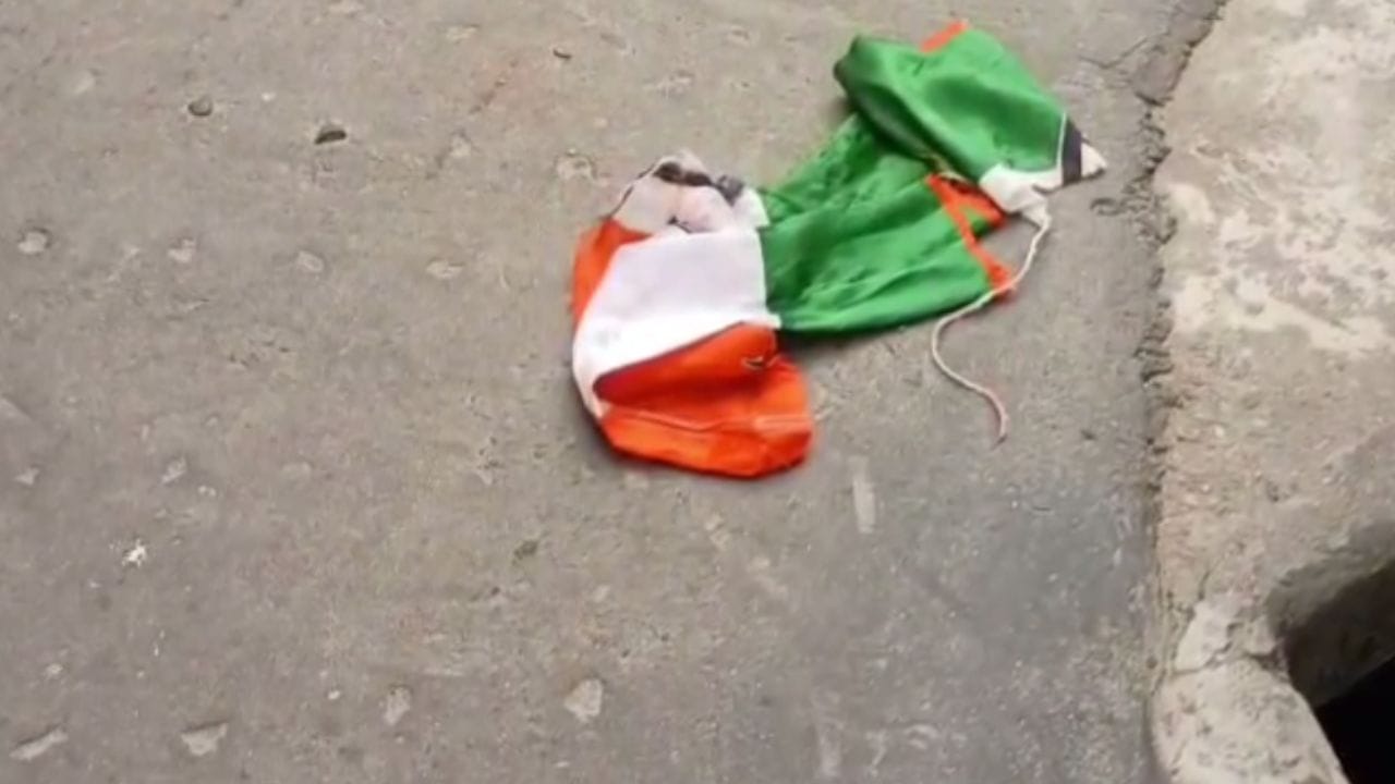 এই ঘটনাকে ঘিরে এলাকায় উত্তেজনা ছড়িয়ে পড়ে। খবর পেয়ে ঘটনাস্থলে পৌঁছায় ধূপগুড়ি থানার বিশাল পুলিশ বাহিনী।