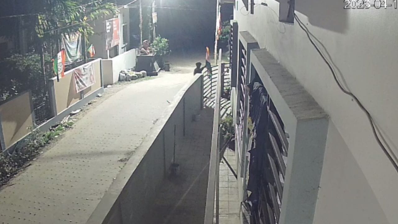 পুরো ঘটনাটি সিসিটিভি ক্যামেরায় ধরা পড়েছে, যেখানে এক ব্যক্তিকে পতাকা খুলতে দেখা যায়।