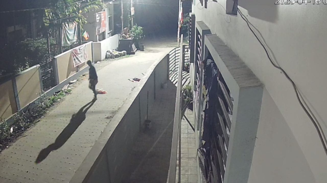 পাশাপাশি বামেদের লাল পতাকাও খুলে ফেলার অভিযোগ ওঠে।