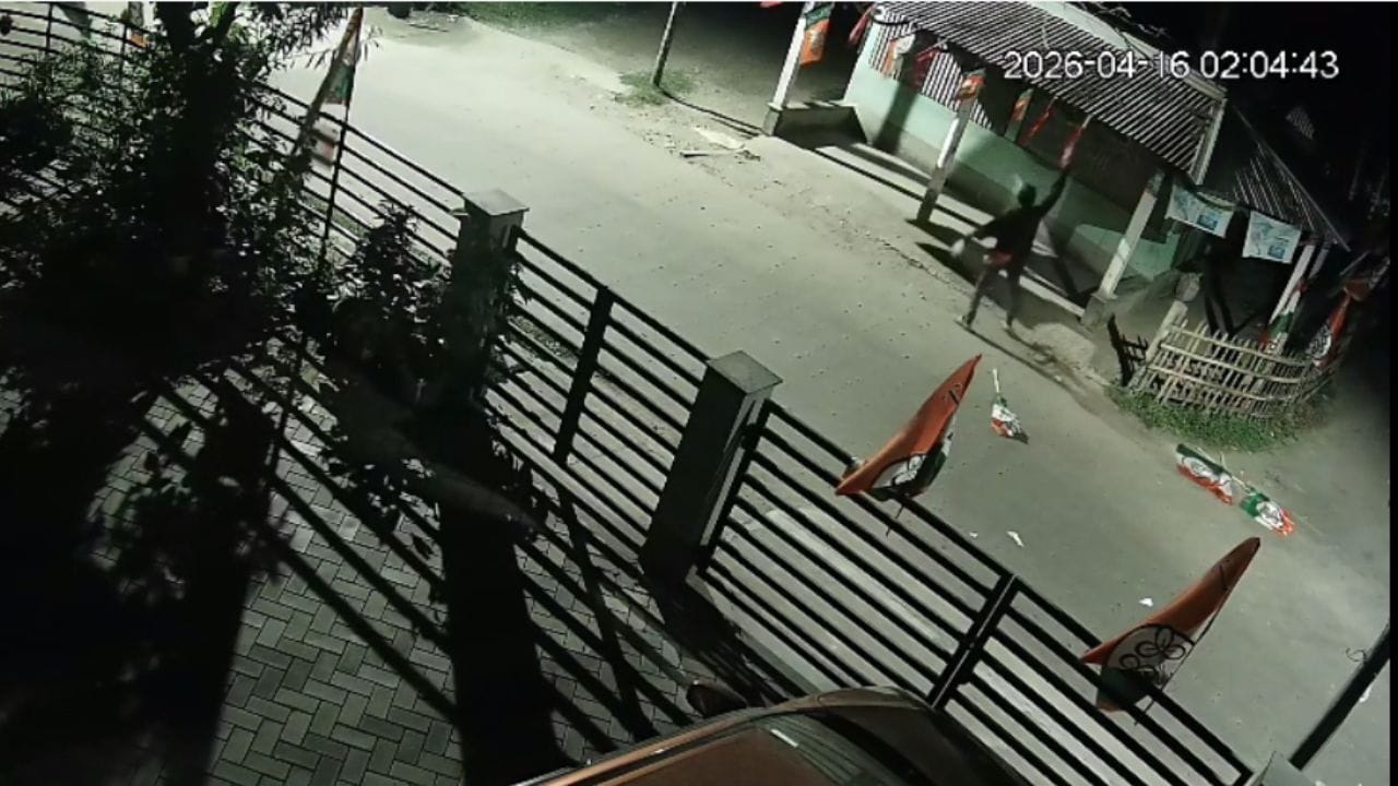 অভিযোগ, বুধবার গভীর রাতে অজ্ঞাতপরিচয় এক ব্যক্তি ওই এলাকায় গিয়ে তৃণমূল কংগ্রেসের দলীয় পতাকা খুলে ছিঁড়ে রাস্তায় ফেলে দেয়।