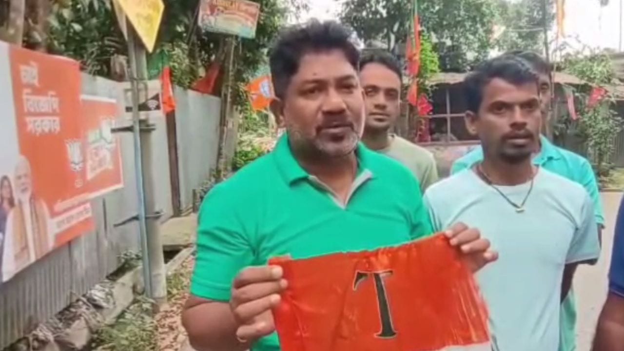 স্থানীয় সূত্রে জানা গিয়েছে, নির্বাচনকে সামনে রেখে বিভিন্ন এলাকায় তৃণমূল কংগ্রেস ও বাম দলের পতাকা লাগানো হয়েছিল।
