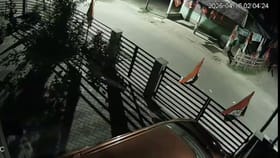 চুপিচুপি এসে বাম আর তৃণমূলের পতাকা খুলছেন এই ব্যক্তি, দেখুন ছবিতে