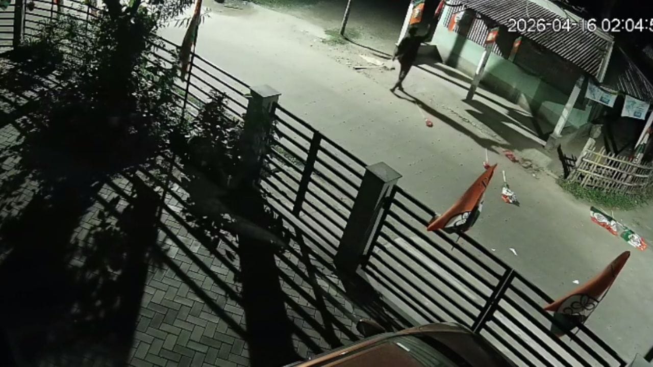 নির্বাচন যত এগিয়ে আসছে, ততই বাড়ছে রাজনৈতিক উত্তেজনা ধূপগুড়িতে। এবার রাতের অন্ধকারে শাসক দল ও সিপিএম দলের পতাকা ছেঁড়া ঘিরে চাঞ্চল্য ছড়াল ধূপগুড়ি পৌরসভার ১১ নম্বর ওয়ার্ডে।