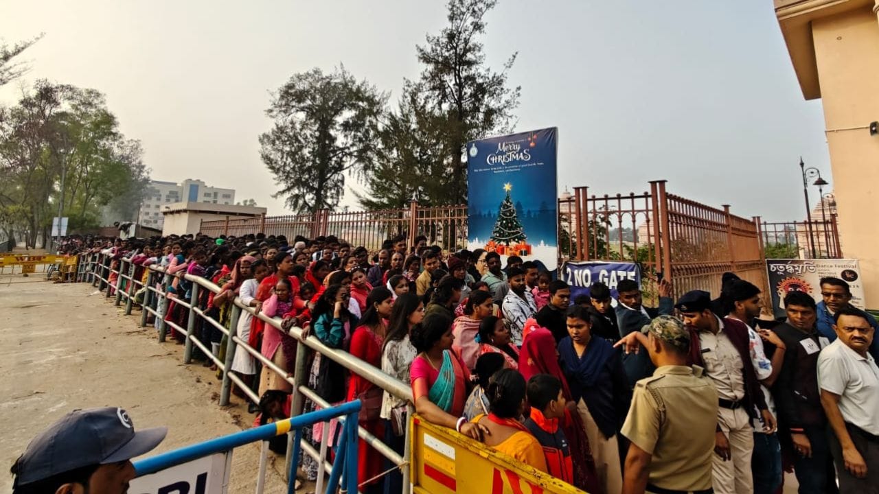 আগে দিঘার সমুদ্র সৈকতে সময় কাটাতে আসতেন পর্যটকরা। এখন জগন্নাথ মন্দির দেখতেও বহু মানুষ আসছেন।