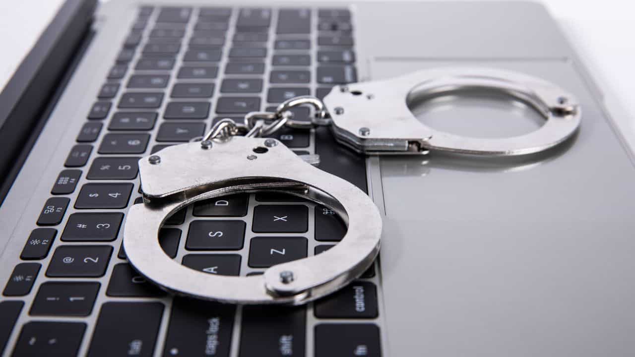 Maharashtra Digital Arrest: পহেলগাঁও হামলার সঙ্গে যুক্ত! ভয় দেখিয়ে বৃদ্ধাকে ফোন, খোয়ালেন লক্ষ লক্ষ টাকা Maharashtra Digital Arrest: পহেলগাঁও হামলার সঙ্গে যুক্ত! ভয় দেখিয়ে বৃদ্ধাকে ফোন, খোয়ালেন লক্ষ লক্ষ টাকা
