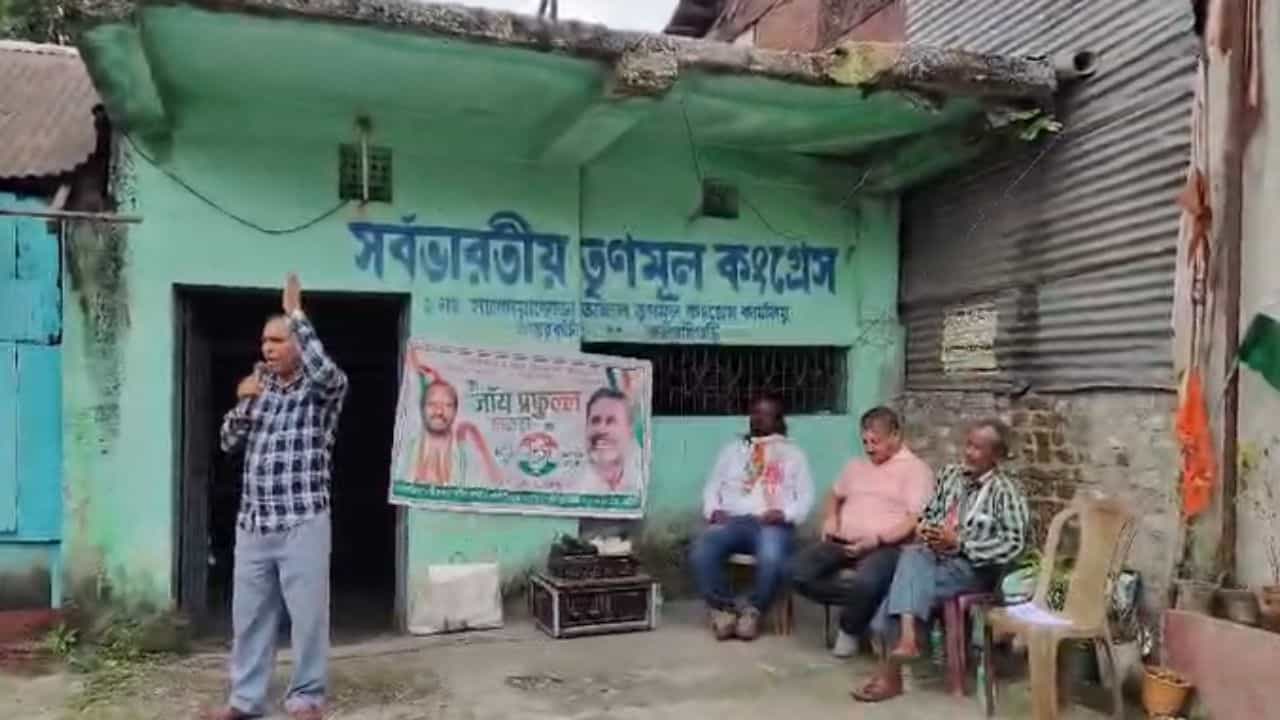 Dooars TMC Party Office: তৃণমূলের পতাকা খুলে গয়েরকাটার পার্টি অফিস 'পুনর্দখল' কংগ্রেসের