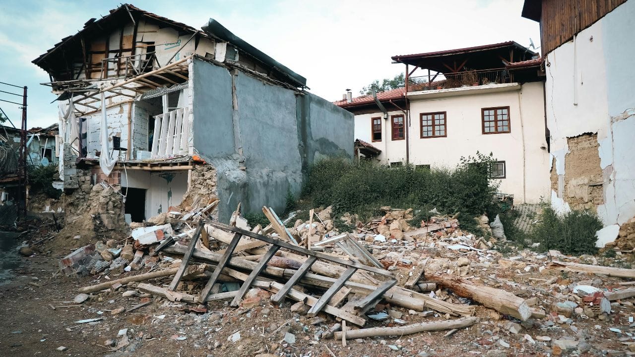 ভূমিকম্পের উৎপত্তিস্থল থেকে কয়েকশো কিলোমিটার দূরে টোকিয়োতেও কম্পন অনুভূত হয়। বেশ কয়েকটি পাঁচিলও ধসে পড়ে বলে খবর।