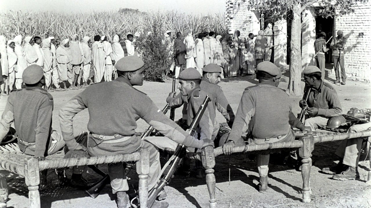 আমেরিকার মতো উন্নত দেশেও নারীদের ভোটের অধিকার পেতে অনেক লড়াই করতে হয়েছিল। কিন্তু ভারত স্বাধীনতার পর প্রথম দিন থেকেই নারীদের এই সমান অধিকার দিয়েছিল। শুরুতে ভোট দেওয়ার বয়স ছিল ২১ বছর। ১৯৮৯ সালে আইন বদলে সেটি কমিয়ে ১৮ বছর করা হয়।