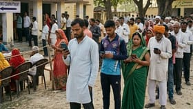 ভোটের সময় বুথে মোবাইল নিয়ে ঢোকা যাবে? কী বলছে কমিশন