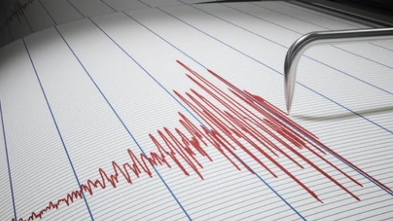 জাপানে ভয়ঙ্কর ভূমিকম্প। ৭.৪ মাত্রার ভূমিকম্পে কেঁপে উঠল জাপান। ভূমিকম্পের পরই সুনামির সতর্কতা জারি করা হয়েছে। 