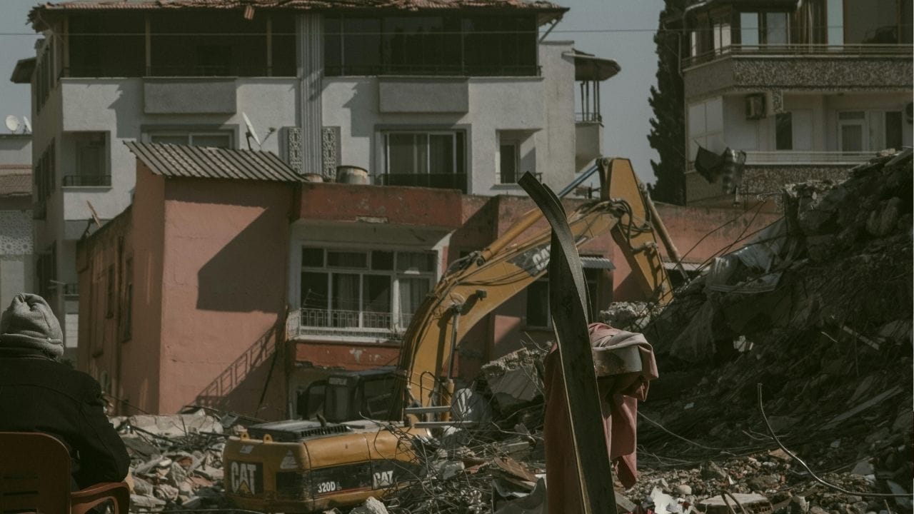 জাপান প্রশান্ত মহাসাগরে রিং অব ফায়ারের উপরে অবস্থিত। জাপানের নীচেই চারটি টেকটোনিক প্লেট থাকায় ঘনঘন ভূমিকম্প হয়। প্রতি বছর প্রায় ১৫০০-রও বেশি ভূমিকম্প হয় জাপানে। 