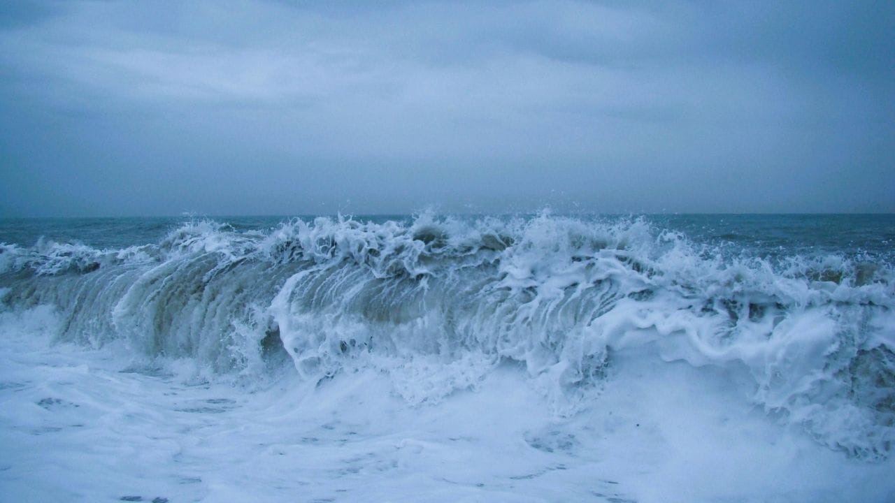 ভূমিকম্পের পরই সুনামির সতর্কতা জারি করা হয়েছে। জাপান মেটেরোলজিক্যাল এজেন্সি জানিয়েছে, তিন মিটার উচ্চতা পর্যন্ত সমুদ্রের ঢেউ উঠতে পারে।