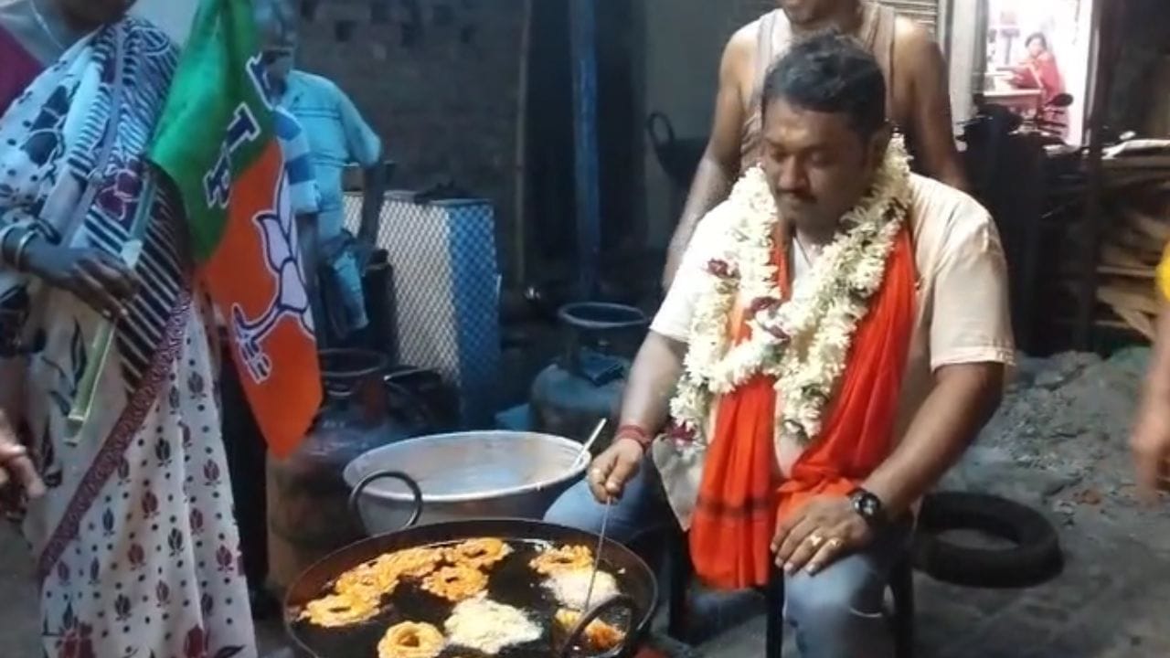 মন্দিরে পুজো দেওয়ার পাশাপাশি প্রচারের মাঝেই হঠাৎ একটি মিষ্টির দোকানে ঢুকে পড়েন বিজেপি প্রার্থী। সেখানে কিছুক্ষণ সকলর সঙ্গে কথা বলেন। তারপর মিষ্টি বানানোর কাজেও হাত লাগান।