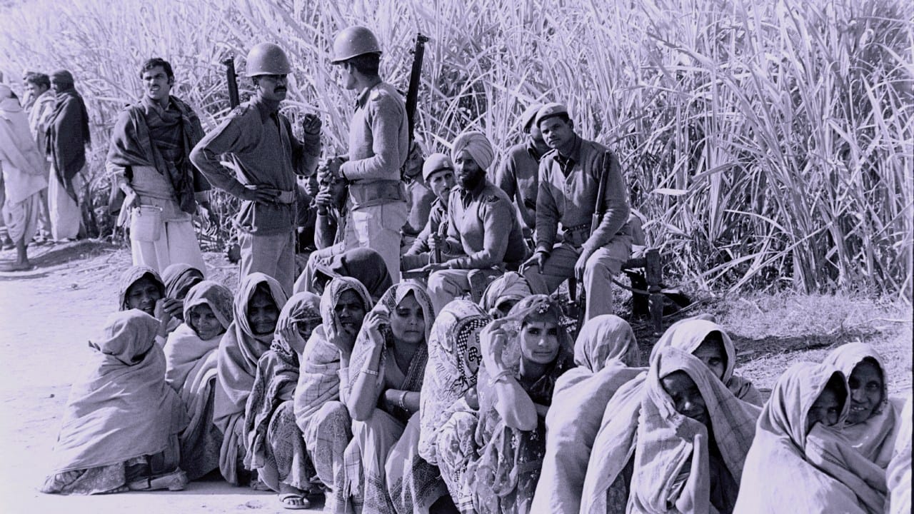 সেই সময়ে দেশে অনেক মানুষ পড়তে বা লিখতে জানতেন না। তাদের সুবিধার জন্য দলগুলোকে আলাদা আলাদা ‘চিহ্ন’ বা প্রতীক দেওয়া হয়, যাতে ছবি দেখে তারা ভোট দিতে পারেন।