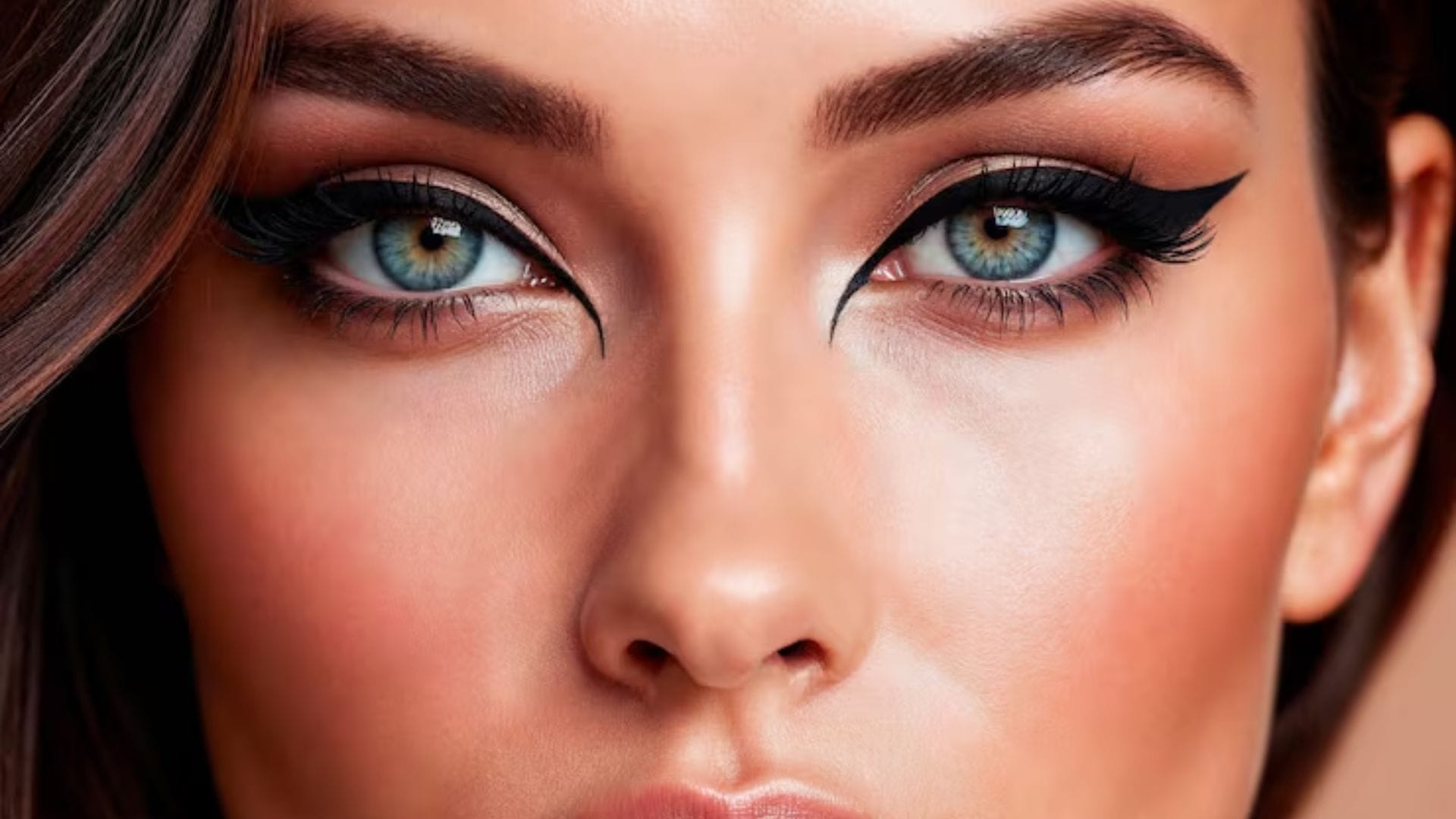 কাজল পরার আগে চোখের পাতায় সামান্য আই-প্রাইমার বা কনসিলার লাগিয়ে নিন। এটি একটি বেস হিসেবে কাজ করে, যা কাজলের পিগমেন্টকে ত্বকের সাথে আটকে রাখে।