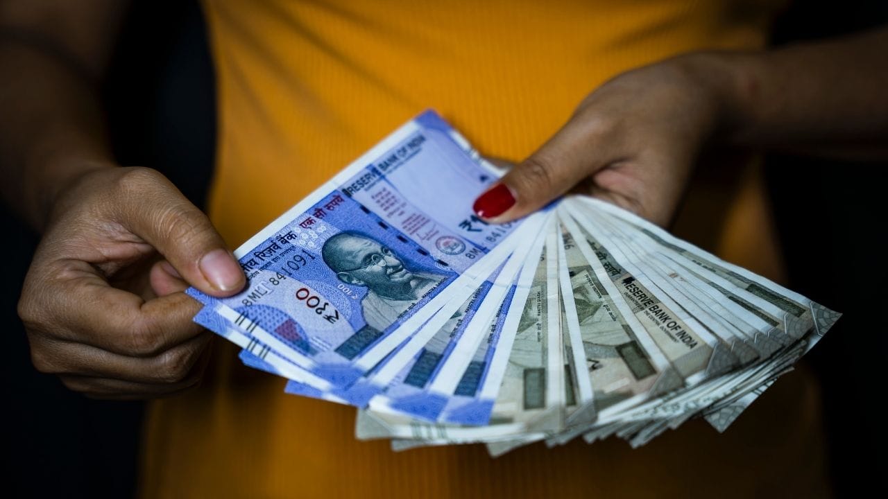 বর্তমানে অধিকাংশ ব্যাঙ্কেই ফিক্সড ডিপোজিটে সুদের হার কম-বেশি ৬ শতাংশ থাকে। তবে প্রবীণ নাগরিক বা সিনিয়র সিটিজেনদের জন্য সামান্য বেশি সুদ দেওয়া হয়। কোন ব্যাঙ্কে প্রবীণ নাগরিকরা টাকা রাখলে ৮ শতাংশ পর্যন্ত সুদ পেতে পারেন, তারই হদিস রইল।  