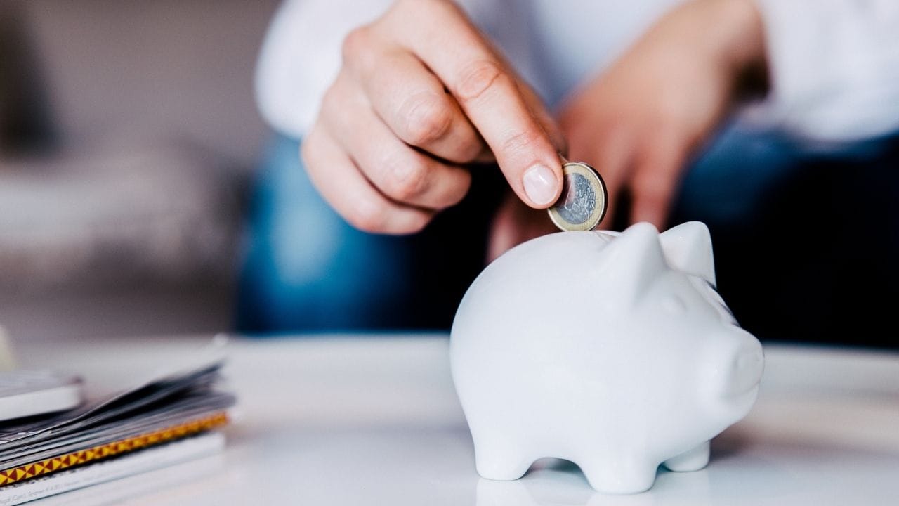 ভবিষ্যতের জন্য অর্থ সঞ্চয় করতে অনেকেই ভরসা করেন ফিক্সড ডিপোজিটের উপরে। সমস্ত ব্যাঙ্কেই ফিক্সড ডিপোজিটের সুবিধা থাকে। তবে সুদের হার ভিন্ন হয়। 