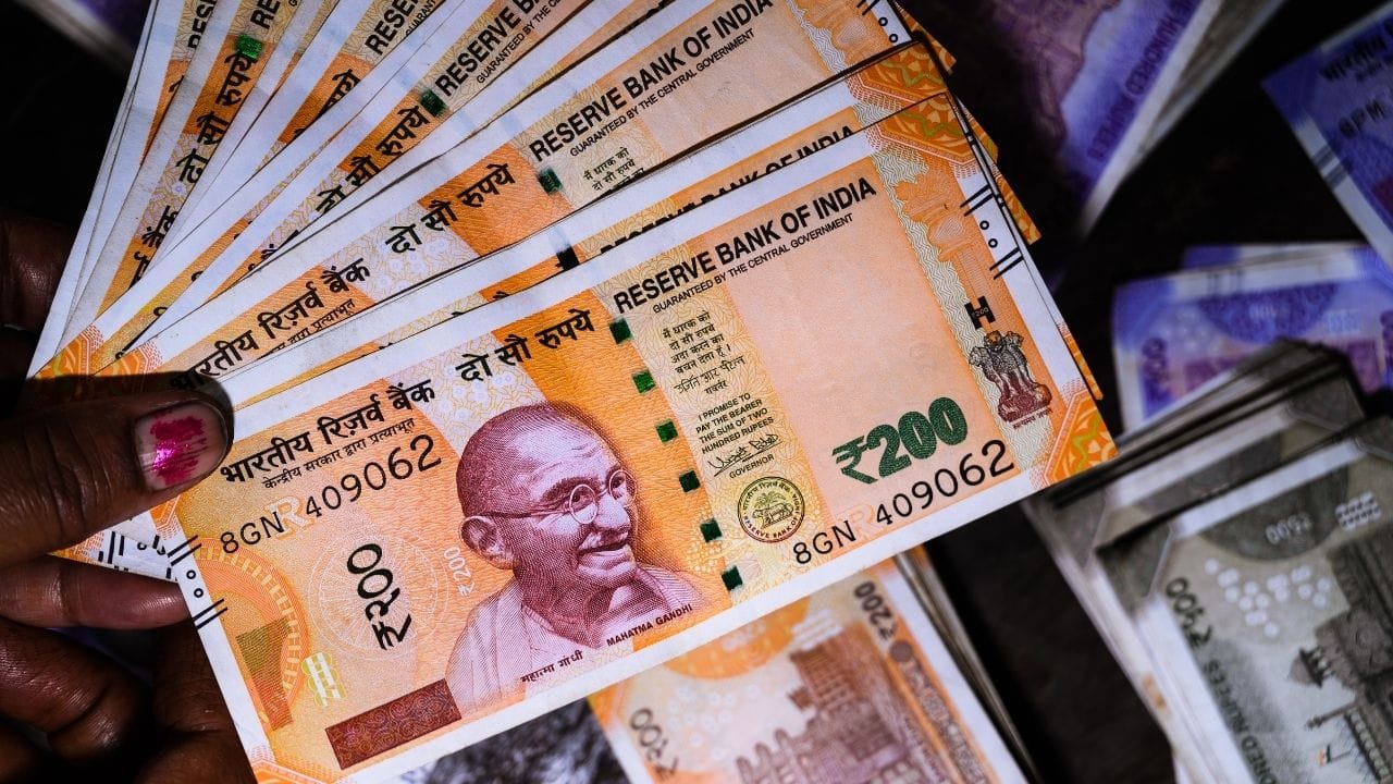 সূর্যোদয় স্মল ফিন্যান্স ব্য়াঙ্ক (Suryoday Small Finance Bank) প্রবীণ নাগরিকদের জন্য ফিক্সড ডিপোজিটে ৭.৪০ শতাংশ হারে সুদ পাওয়া যায়। 