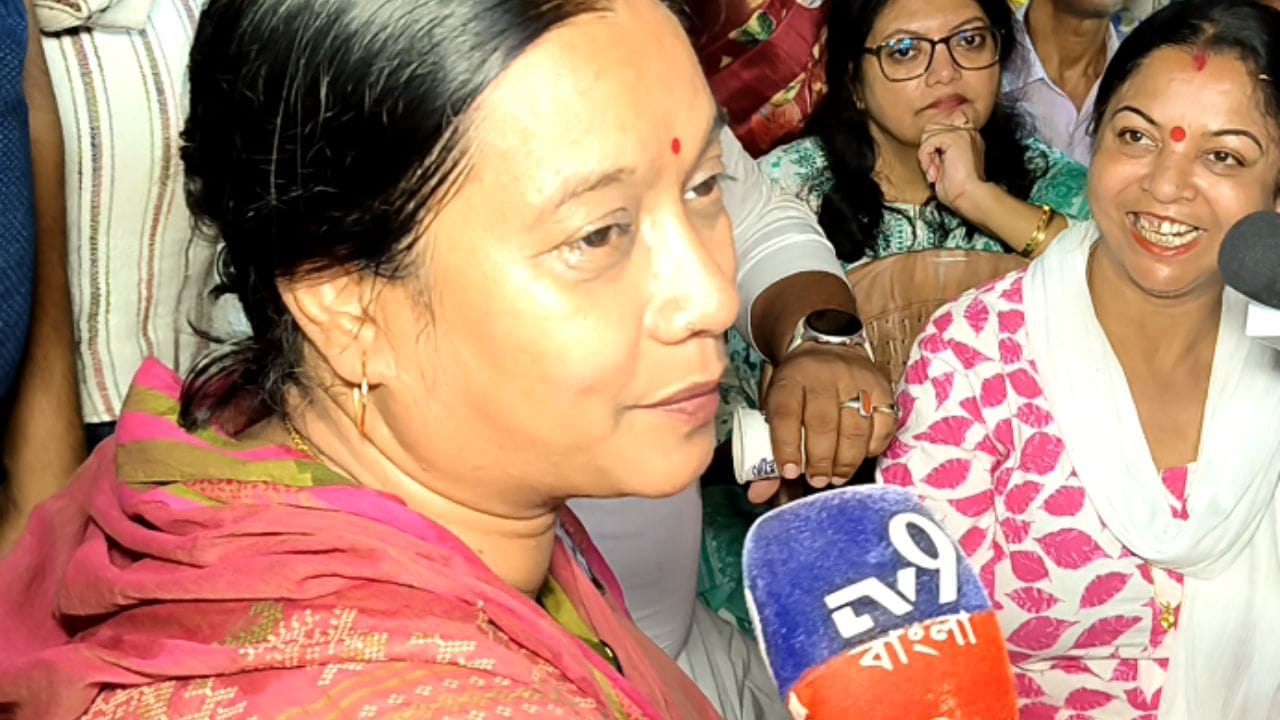 এখানেই শেষ নয়, তৃণমূল প্রার্থী বলেন, "বাড়িতে সব সময় চা করতে হচ্ছে। এটা সহজ মনে হল। এটা জনসংযোগ নয়। আমাদের সারাক্ষণই জনসংযোগ থাকে। অভিষেক বন্দ্যোপাধ্যায় সর্বক্ষণই জনসংযোগে থাকেন। তাই আলাদা করে কিছু করার নেই।"