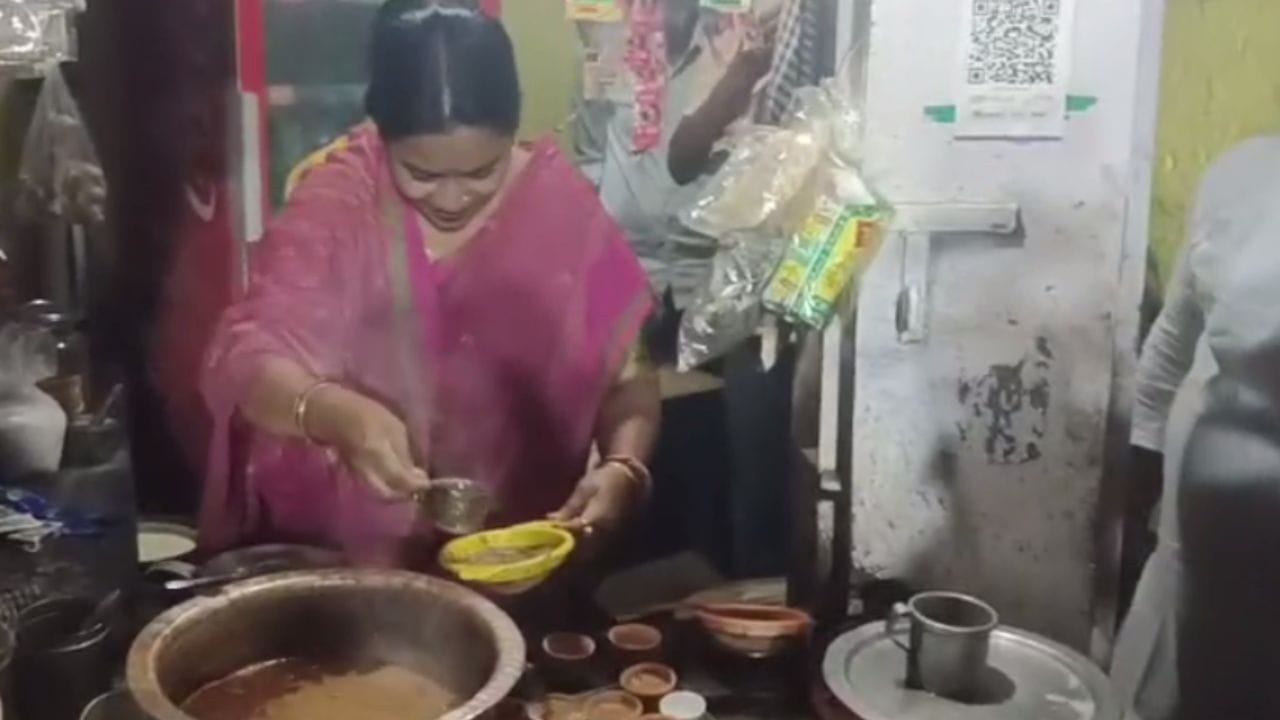 শনিবার সন্ধ্যায় বিধানসভা এলাকায় রক্ষিতের মোড়ে তিনি উপস্থিত ছিলেন। আচমকা তিনি চা বানাতে শুরু করলেন। তারপর তা দলীয় কর্মীদের দেন। শুধু বানালেন না চা পরিবেশন করলেন তিনি।