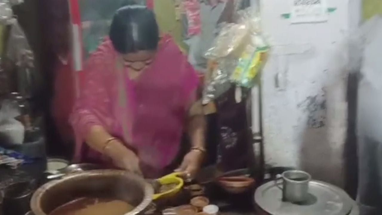 এবার তেমনই ছবি ধরা পড়ল। ভোট প্রচারে বেরিয়ে চা বানালেন সোনারপুর উত্তর বিধানসভার তৃণমূল কংগ্রেস প্রার্থী ফেরদৌসী বেগম।