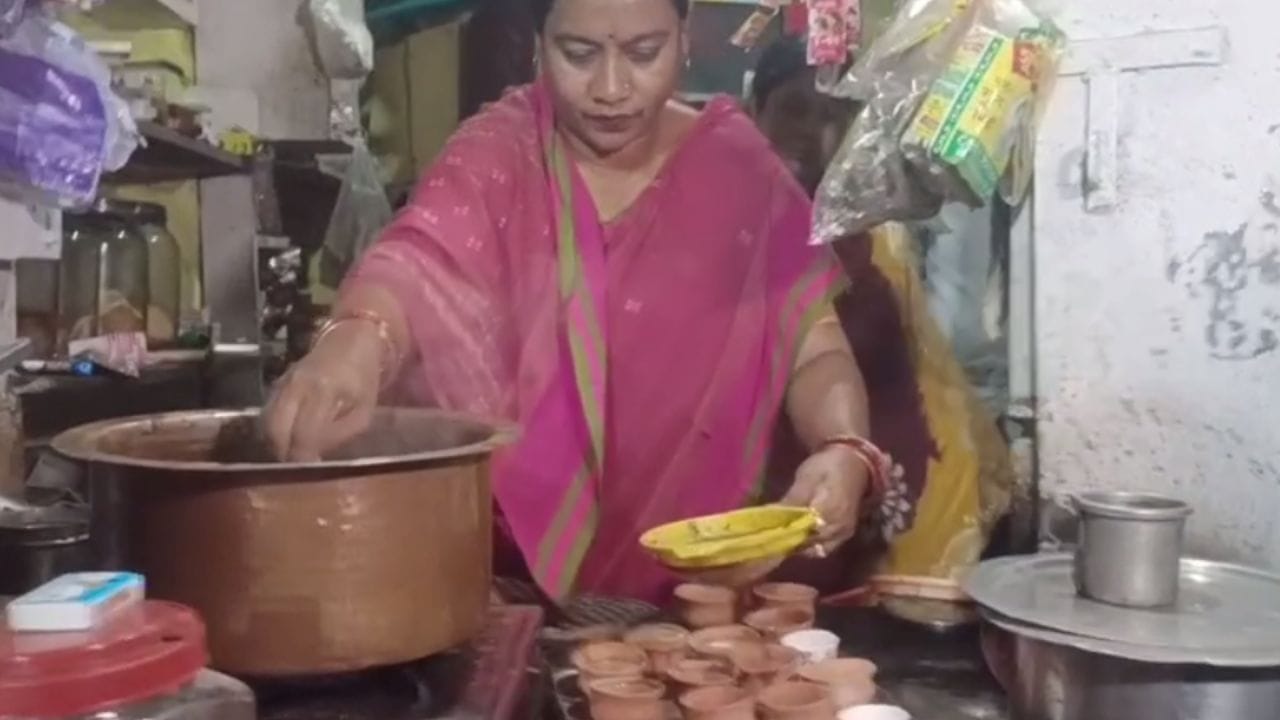 প্রার্থীদের নিত্য নতুন প্রচারের ধরন। কেউ সটান হেঁসেলে ঢুকে পড়েন, তারপর রান্না করেন, কেউ বাসন মেজে দেন, কেউ আবার দাড়ি কাটেন, কেউ চা পাতা তোলেন, কেউ ঘুটে দেন, আরও কত কী...