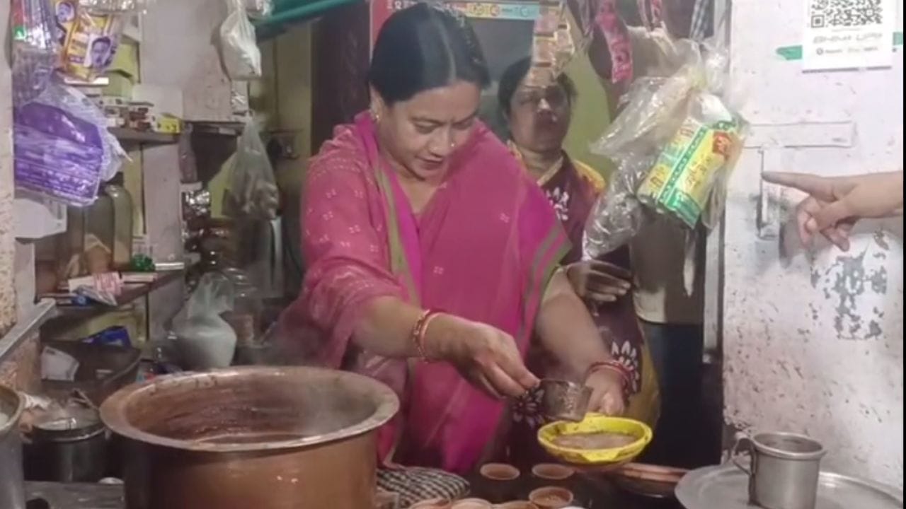 ফিরদৌসী বলেন, "দেখলাম সবাই চা খেতে বসেছে। আমিও এলাম, তারপর সবার সঙ্গে চা খেয়ে গেলাম।" 