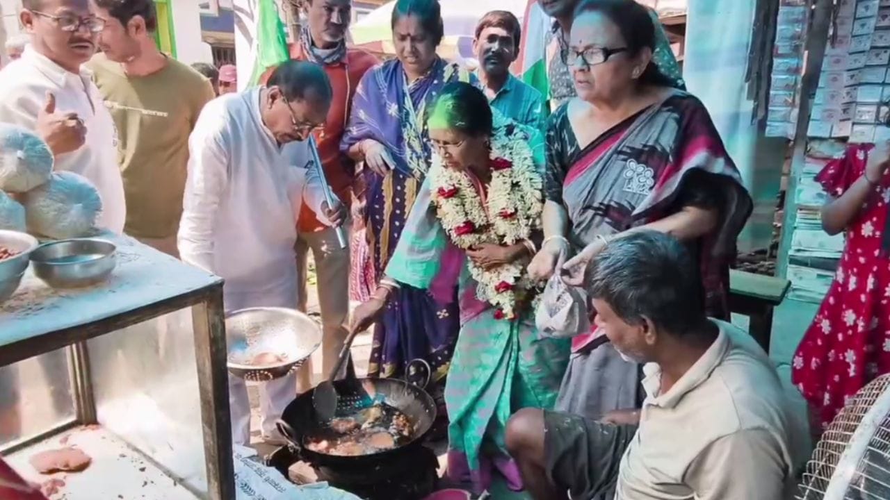 নির্বাচন এলে রাজনীতির দড়ি টানাটানি, কাদা ছোড়াছুড়ি সবই দলই একে অপরের দিকে করে থাকে। 