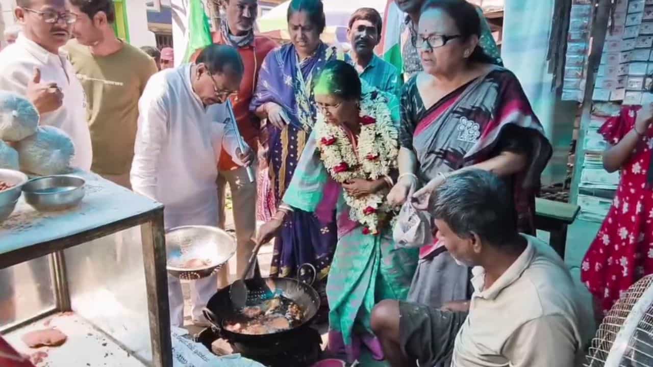 নির্বাচন এলে রাজনীতির দড়ি টানাটানি, কাদা ছোড়াছুড়ি সবই দলই একে অপরের দিকে করে থাকে।
