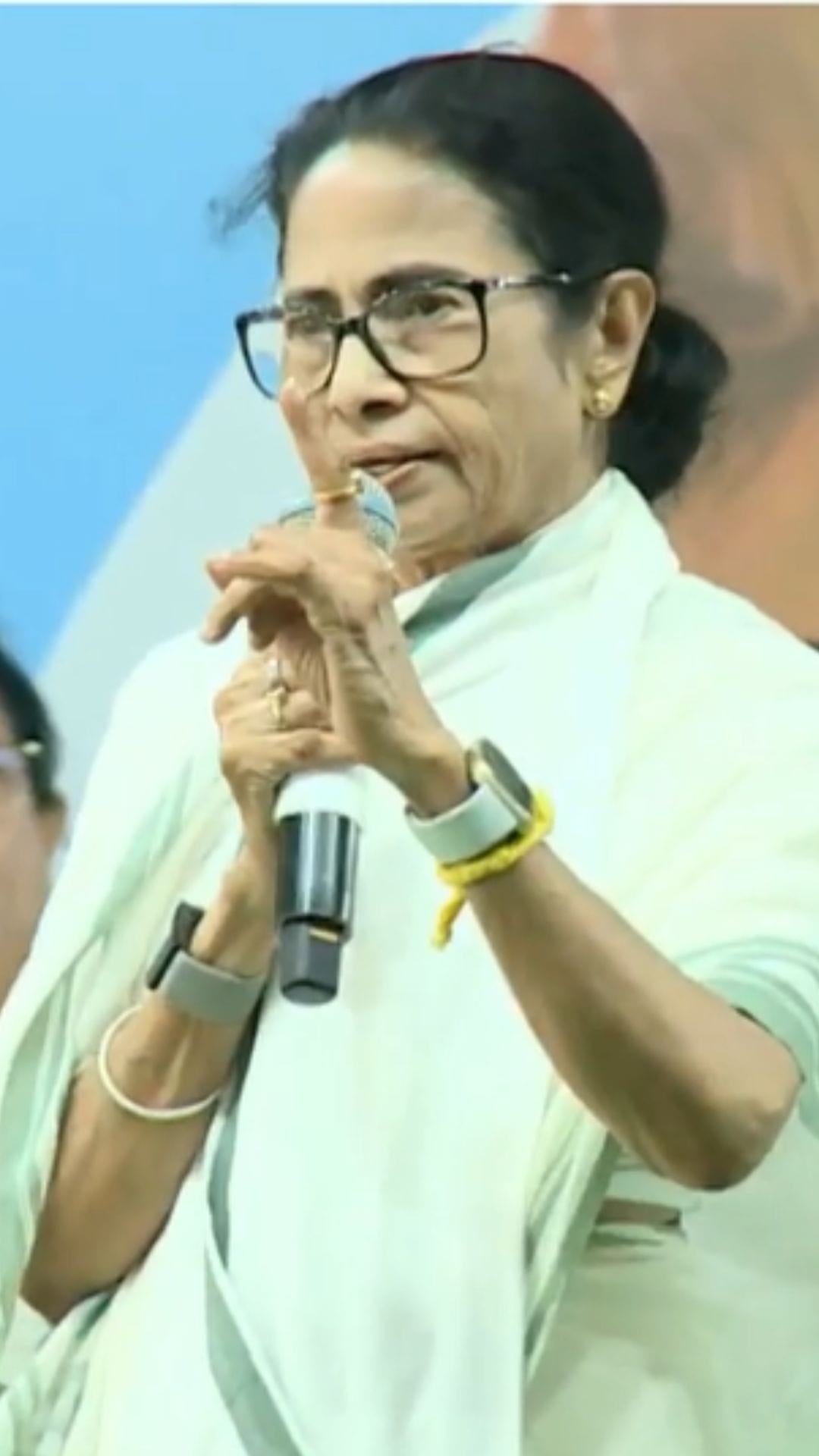 'আগে দিল্লি সামলাক', তারপরে বাংলার দিকে তাকানোর পরামর্শ মমতার