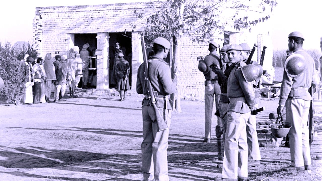 প্রথম ভোটের মাস্টারমাইন্ড হিসাবে বারবারই উঠে আসে সুকুমার সেনের নাম। ভারতের প্রথম নির্বাচন কমিশনার ছিলেন তিনিই। কোনও পূর্ববর্তী অভিজ্ঞতা না থাকা সত্ত্বেও তিনি যেভাবে এই বিশাল দেশের ভোট সামলেছিলেন, তা আজও বিস্ময়কর।