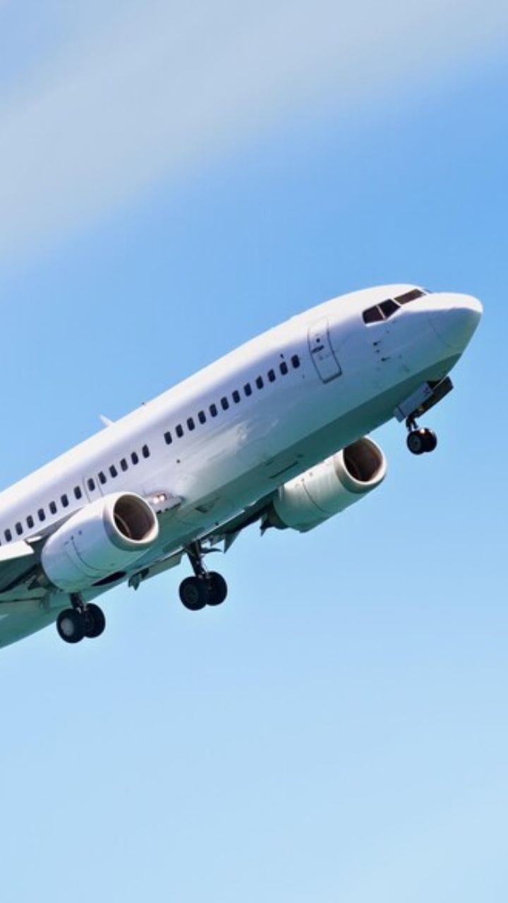 বিমানের জ্বালানির দাম বাড়ল দ্বিগুণ! ভাড়াও বাড়বে এবার?