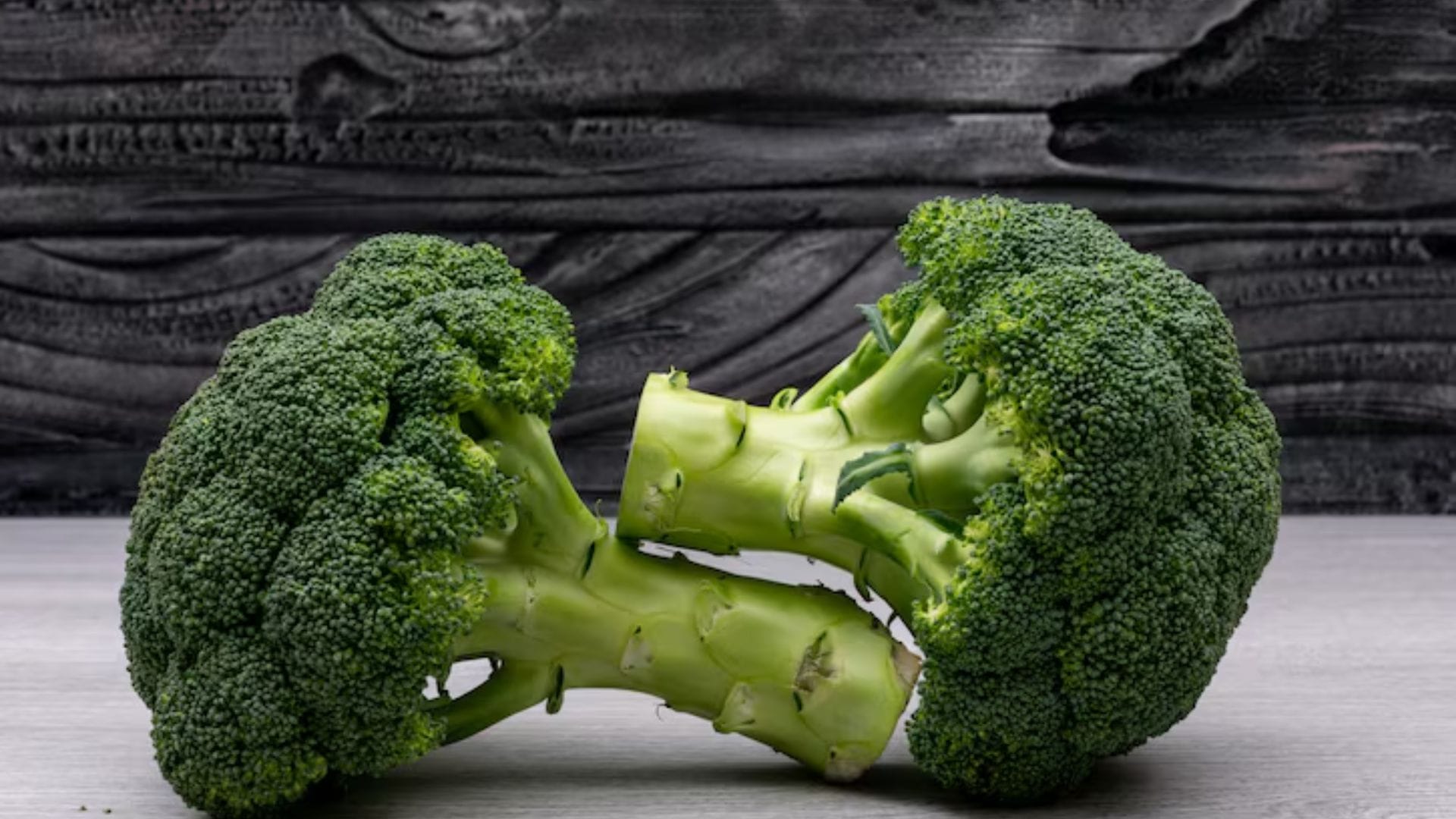 ব্রোকোলিতে থাকা ক্যালসিয়াম হাড় মজবুত করে এবং সেলেনিয়াম ও ভিটামিন শরীরের রোগ প্রতিরোধ ক্ষমতা বা ইমিউনিটি বাড়াতে সাহায্য করে।