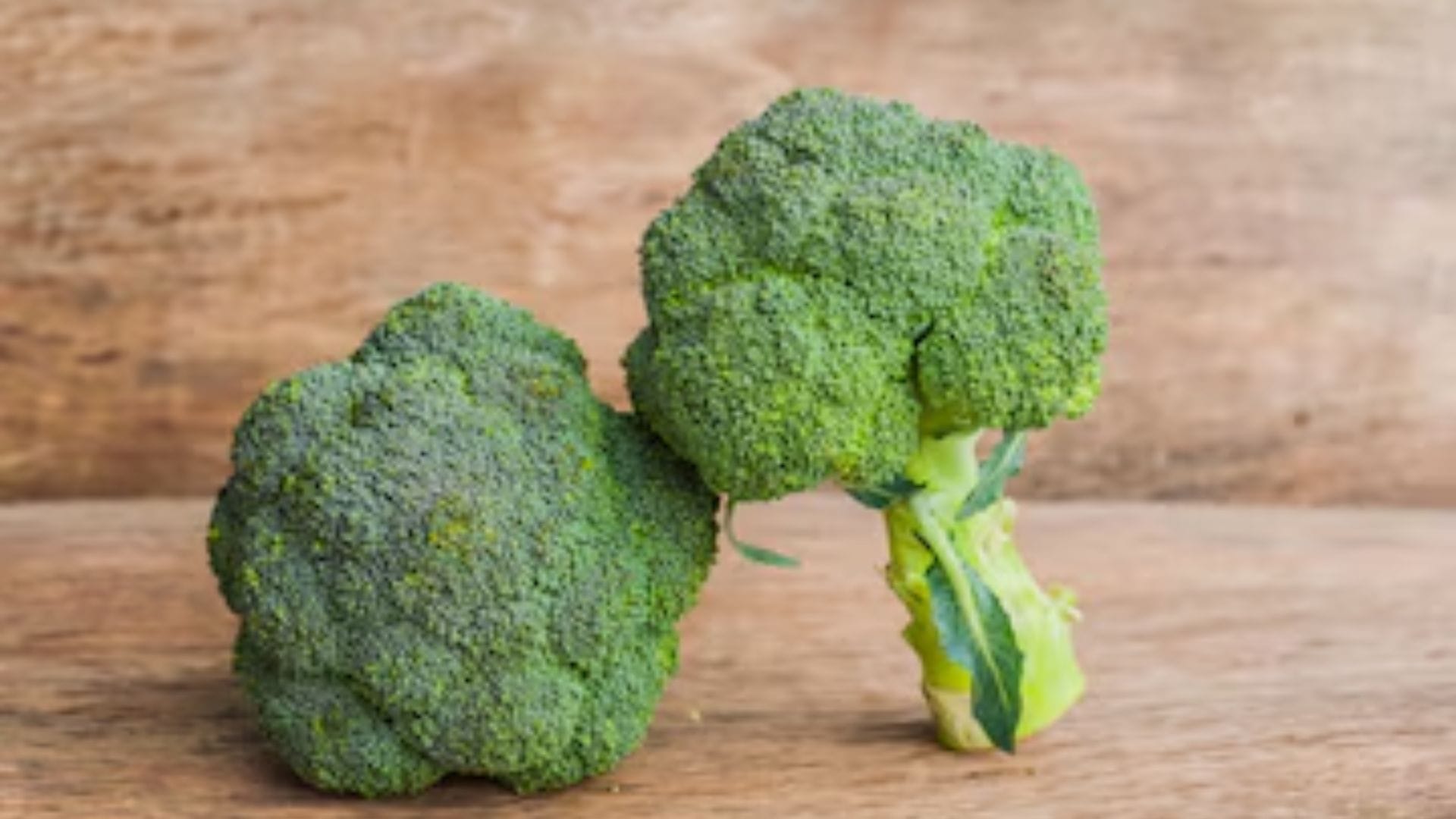 অলিভ অয়েলে আদা-রসুন দিয়ে হালকা নেড়ে ব্রোকোলি রান্না করুন। এতে অল্প সয়া সস ও সাদা তিল ছড়িয়ে দিলে এটি পুষ্টিকর বিকেলের জলখাবার হতে পারে।