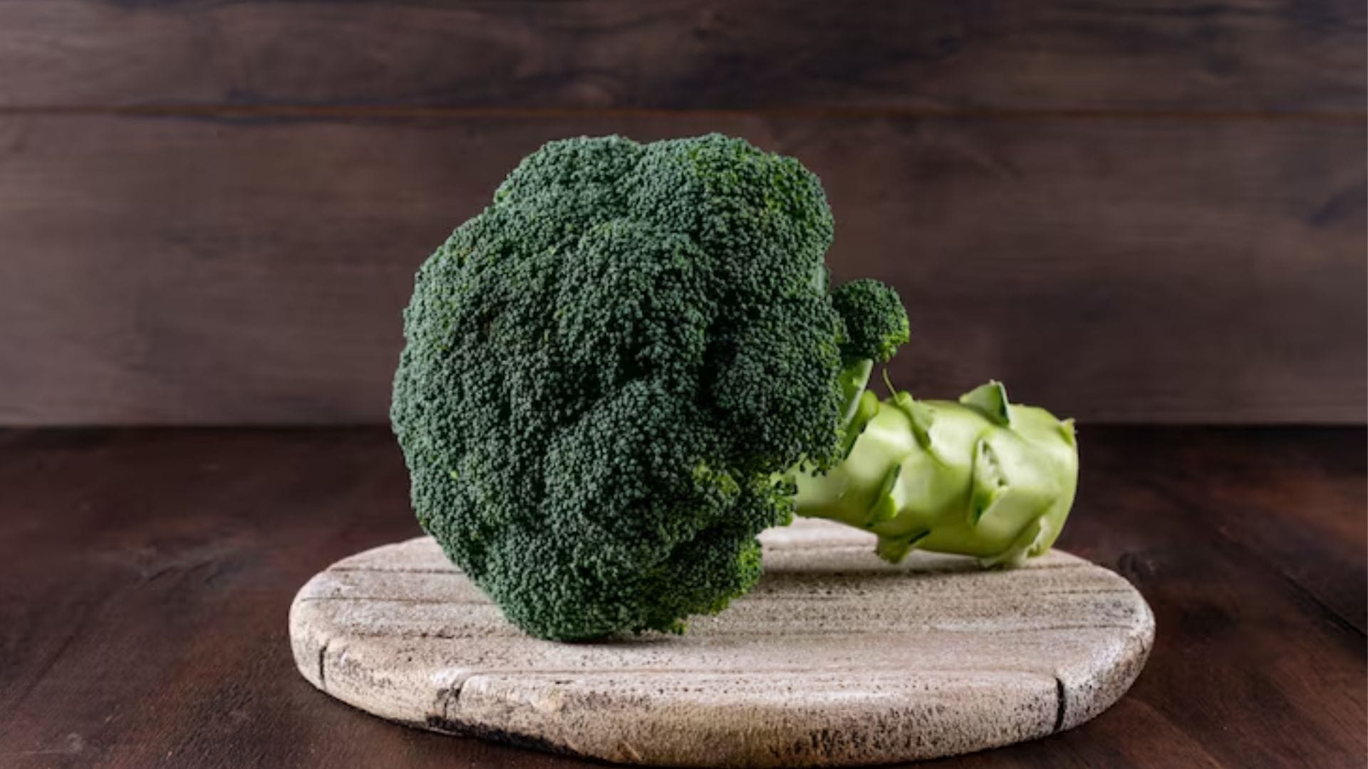 ওজন কমাতে টক দই বা অলিভ অয়েলের ড্রেসিং দিয়ে ব্রোকোলির স্যালাড তৈরি করুন। স্বাদের জন্য এতে কিছু ভাজা বাদাম বা আখরোট মিশিয়ে নিতে পারেন।