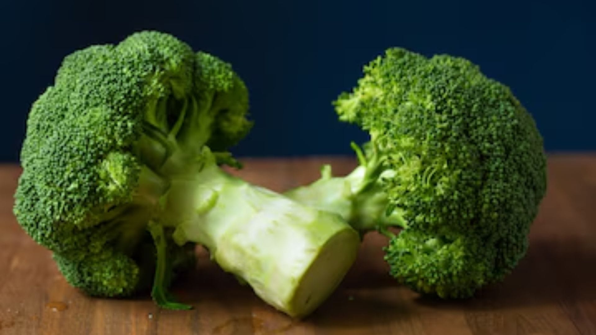 রাতের খাবার হালকা রাখতে চাইলে ডিনারে এক বাটি ব্রোকোলি স্যুপ খান। এটি শরীরের ডিটক্স করতে এবং পেট দীর্ঘক্ষণ ভর্তি রাখতে সাহায্য করে।