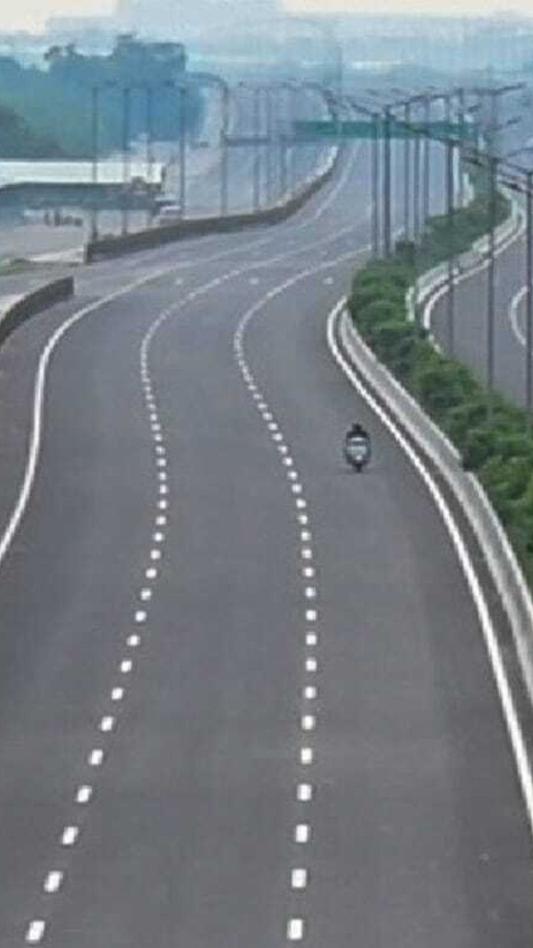 শের শাহ কলকাতা-কাবুল পর্যন্ত ৩৭০০ কিমি রাস্তা বানান যা আজও গ্র্যান্ড ট্রাঙ্ক রোড নামে জানি