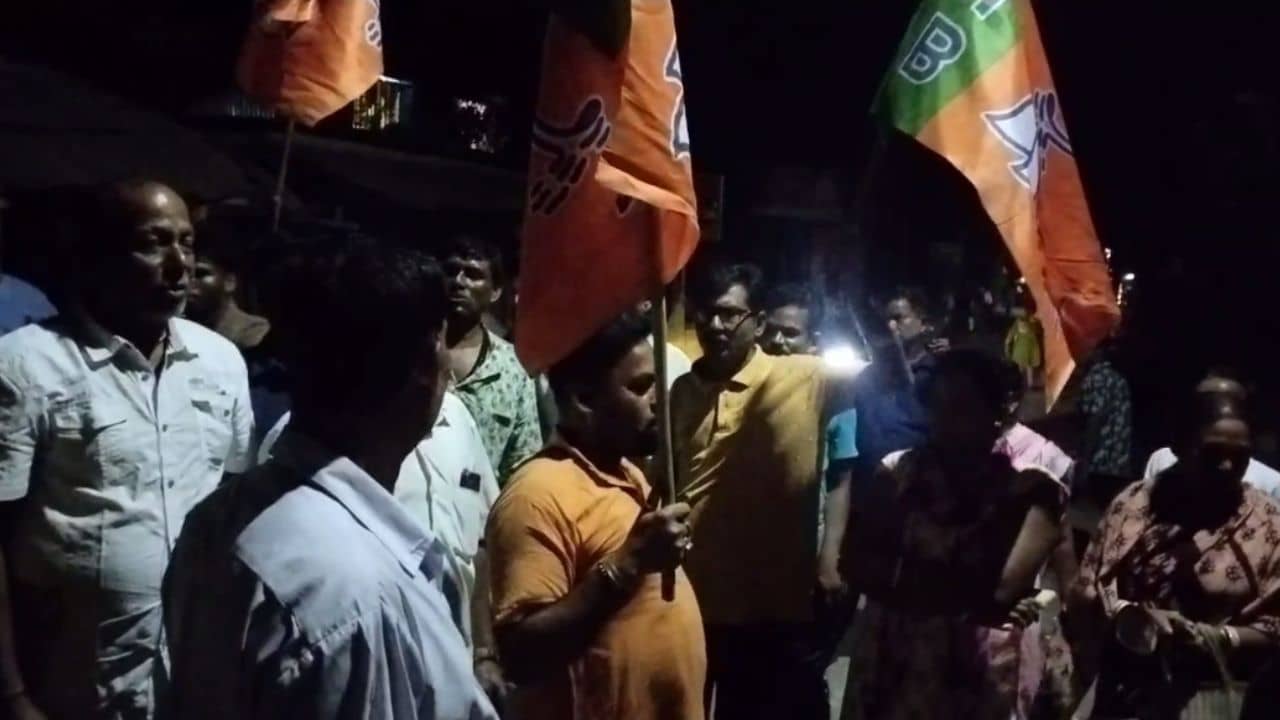 Gaighata BJP News: ঠাকুর নগরে বিজেপির ফ্লেক্স ছিড়ে কুটিকুটি করে ফেলার অভিযোগ, কে করল?