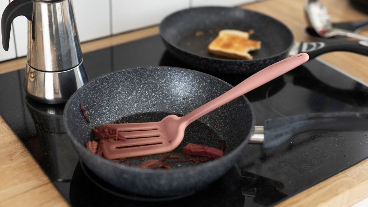 শুধু বাড়িতে নয়, বিভিন্ন ক্ষেত্রে ব্যবহার করতে পারবেন। যেমন, রেস্তোরাঁ, হোটেল, বিভিন্ন ক্লাউড কিচেনগুলিতে এই ধরনের স্টোভ ব্যবহার করা যাবে। (প্রতীকী ছবি)