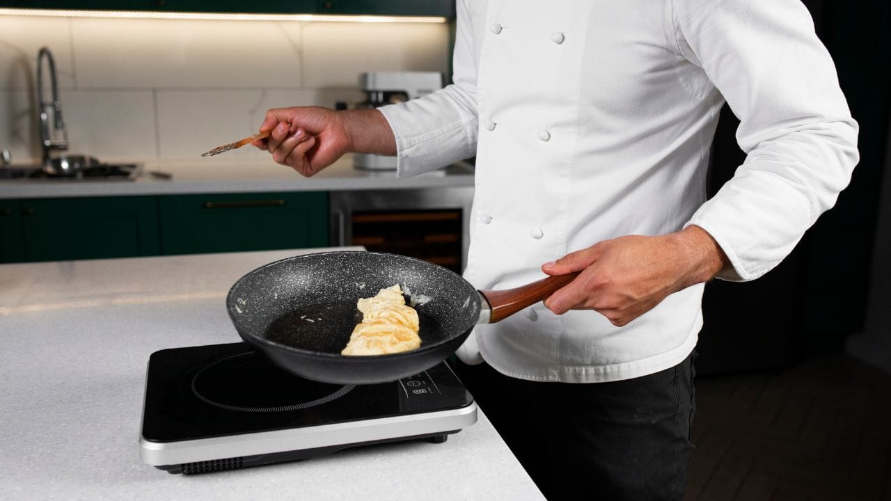 প্লাজমা ইলেকট্রিক স্টোভে ইন্ডাকশনের থেকেও খুব দ্রুত গরম হয়। অর্থাৎ যে কোনও রান্না খুব দ্রুত হয়ে যাবে। তাপমাত্রা প্রায় ১২০০ থেকে ১৩০০ ডিগ্রি সেন্টিগ্রেড থাকে। রুটি, তরকারি থেকে ভাজাভুজি, সব ধরনের রান্না এই স্টোভে করা যাবে। (প্রতীকী ছবি)