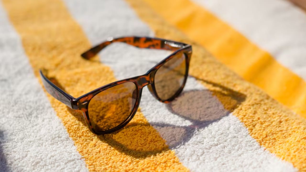 ধূসর বা গ্রে (Grey): এটি সবথেকে জনপ্রিয় এবং বহুমুখী লেন্স। রঙের কোনো বিকৃতি না ঘটিয়েই এটি আলোর তীব্রতা কমাতে সাহায্য করে। গাড়ি চালানো বা সাধারণ হাঁটাচলার জন্য ধূসর রঙের লেন্স আদর্শ।