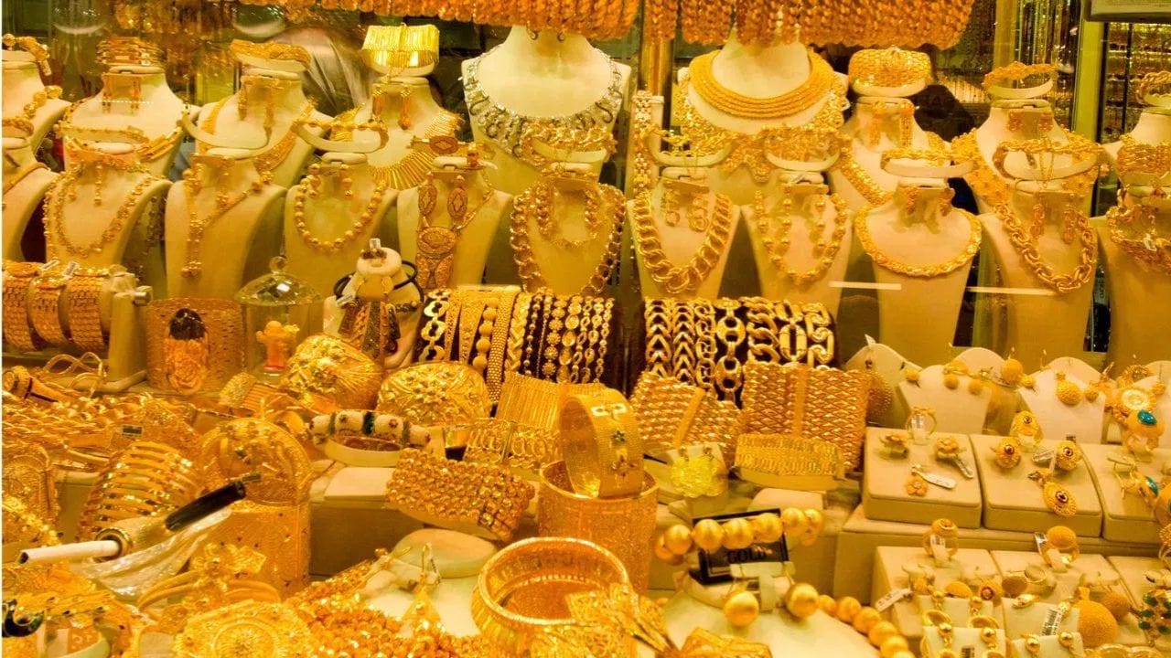 প্যান কার্ড ছাড়া সোনার গহনা কিনতে পারবেন না। তবে, লেনদেন হতে হবে ২ লক্ষের বেশি। অর্থাৎ ২ লক্ষের বেশি সোনার গহনা কিনলে প্যান কার্ড বাধ্যতা মূলক