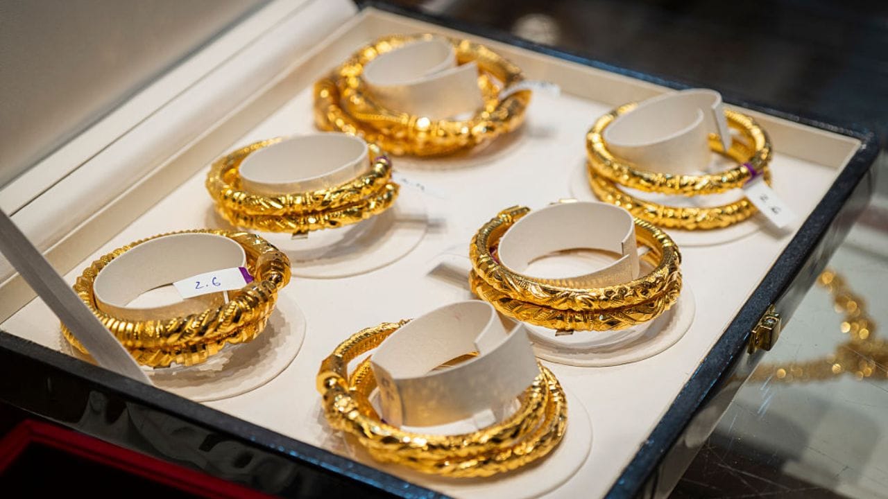 তবে, মধ্যবিত্তকে স্বস্তি দিয়ে বৃহস্পতিবারই দাম কমেছিল সোনার। কিন্তু, শুক্রবার ফের ঊর্ধ্বমুখী সোনার দাম। গহনা সোনা ও পাকা সোনা দুইয়েরই দাম অনেকটাই বেড়েছে।