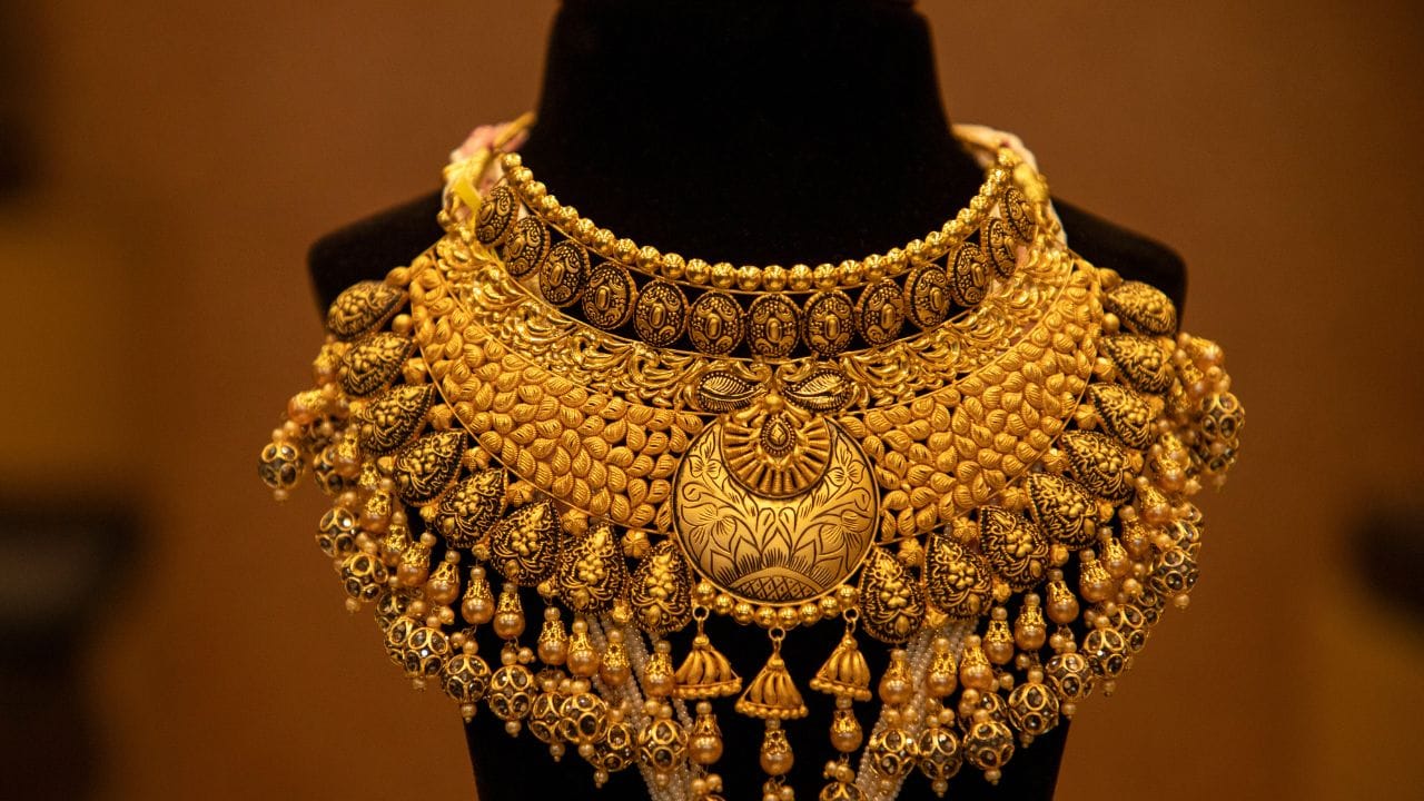 ১৮ ক্যারেট ১০ গ্রাম সোনার দাম বেড়েছে ১ হাজার ৪৭০ টাকা। গতকাল ১০ গ্রাম সোনার দাম ছিল ১ লাখ ১১ হাজার ৭৩০ টাকা। এবার সেই দাম বেড়ে হল ১ লাখ ১৩ হাজার ২০০টাকা।