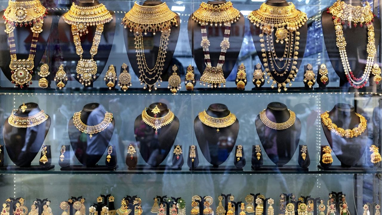 পশ্চিম এশিয়ায় যুদ্ধ পরিস্থিতি। গত এক মাস ধরে বিশ্ববাণিজ্য টালমাটাল। যুদ্ধের জেরে বিশ্ববাজারে তেলের দাম বাড়ছে। গ্যাসও মহার্ঘ্য। তবে, উদ্বেগজনক পরিস্থিতির মধ্যে বেশ কয়েকদিন সোনার দামে পতন লক্ষ্য করা গিয়েছে। যুদ্ধের বাজারে অনেকটাই কমেছিল সোনার দাম। যদিও তা বিশ্ববাণিজ্যের জন্য কতটা ভাল সেই নিয়ে আশঙ্কা প্রকাশ করেন বিশেষজ্ঞরা। 