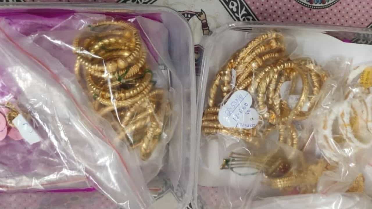 Gold jewelry Recover: প্রায় ৯২ লক্ষ টাকার গয়না উদ্ধার করল কলকাতা পুলিশ Gold jewelry Recover: প্রায় ৯২ লক্ষ টাকার গয়না উদ্ধার করল কলকাতা পুলিশ